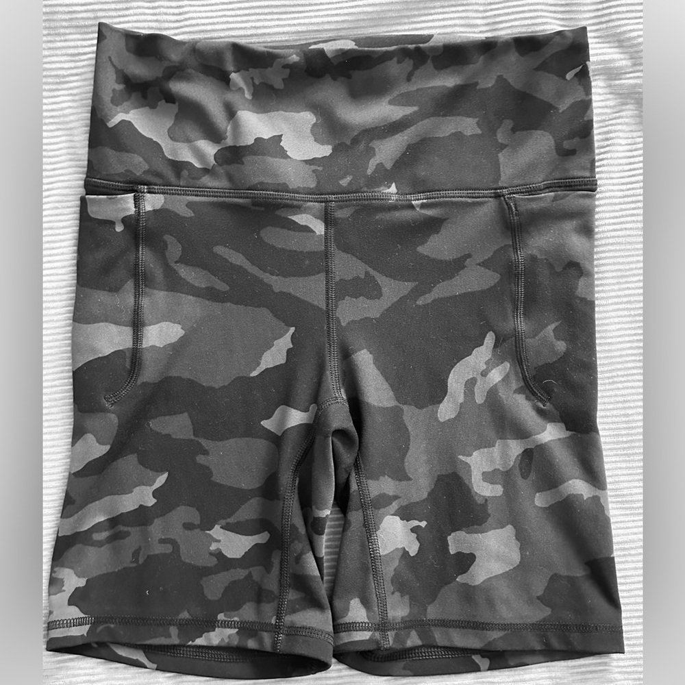Women’s UA Meridian 7” Camo Pocket Bike Shorts